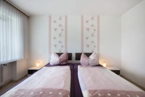 two beds in a small room with two candles at Ferienwohnung Barbara in Karsau