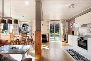 a kitchen and living room with a table and chairs at Bi Tiessens to Hus in Arkebek