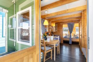 a dining room and kitchen with a table and chairs at Marina Zernsdorf in Zernsdorf