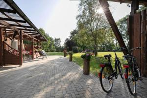 a bike parked next to a building with a patio at Bi Tiessens to Hus in Arkebek
