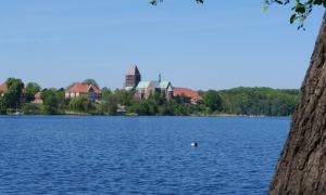 a view of a lake with houses in the background at Ferienwohnung Schmilau in Schmilau