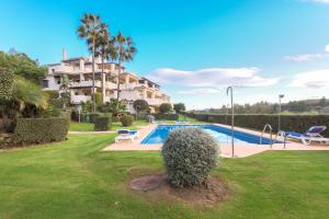a house with a swimming pool in a yard at 2-bed apt in Capanes del Golf in Benahavís