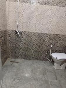a bathroom with a toilet and a shower at Appartement melita aéroport in Mellita +9 photos