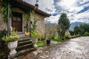a house with some plants on the steps at La Casa De La Torre in Dosango