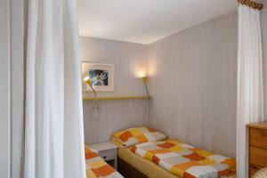 a small room with two beds in a room at Möve Aba Bungalow 65 in Rerik