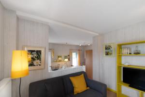 a living room with a couch and a television at Möve Aba Bungalow 65 in Rerik