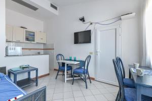 a kitchen and dining room with a table and chairs at Appartamento con vista mare Chiessi in Chiessi