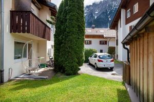 a car parked in a parking lot next to a tree at Apartment Biendl in Mittenwald