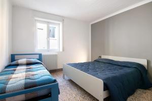 una camera da letto con un letto e una finestra di Dongo Garden a Dongo