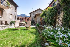 due sedie nel cortile di una casa di Dongo Garden a Dongo