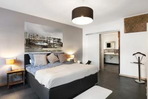 a bedroom with a large bed in a room at Schöne Altstadtwohnung In Neuruppin in Neuruppin