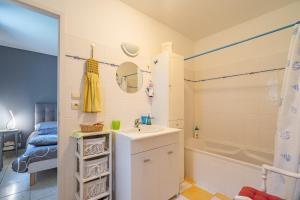 a bathroom with a sink and a tub at Chambre chez l'habitant proche mer in Saujon +10 photos