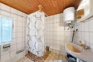 a bathroom with a shower and a sink at Bungalow 2 - Kimbucht in Reichendorf
