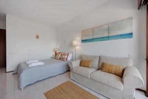a living room with a couch and a bed at Casa Pôr do Sol in Alvor