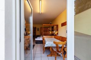 a kitchen with a table and a dining room at App und Fewos Wolf in Usingen