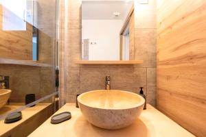 a bathroom with a large bowl sink on a counter at Cosy Pavillon 2chambres proche mer in Ondres