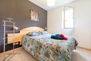 a bedroom with a bed and a window at Cosy Pavillon 2chambres proche mer in Ondres