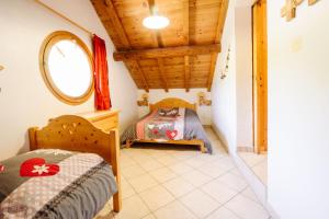 a small room with a bed and a window at Edelweiss in Valloire