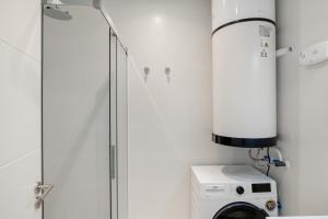a bathroom with a washing machine and a lamp at Apartamento Bambú 2 10 in Tarifa