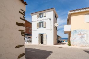 a white building on the side of a street at Tasa tiago in Santa Lucia