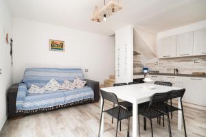 a room with a bed and a table and chairs at Tasa tiago in Santa Lucia