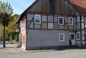 a building on the side of a street at Ferienwohnung in Lichtenau
