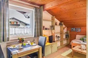 a living room with a table and a window at Ferienwohnung Kleisl in Grainau