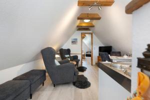a living room with two chairs and a couch at Ferienwohnung Tüchsen in Klixbüll