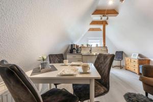 a dining room with a table and chairs at Ferienwohnung Tüchsen in Klixbüll