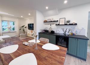 a kitchen and dining room with a table and chairs at Casa Kokorey in Rellingen