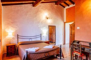 a bedroom with a bed in a room at Le Gerlette - La Capanna in Braccagni +24 photos