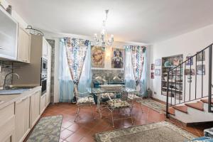 a kitchen and dining room with a table and chairs at Le Case di Erminia Vintage Valeggio in Valeggio sul Mincio