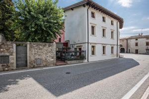 a white building on the side of a street at Le Case di Erminia Vintage Valeggio in Valeggio sul Mincio