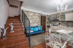 a living room with a staircase with a blue couch at Le Case di Erminia Vintage Valeggio in Valeggio sul Mincio