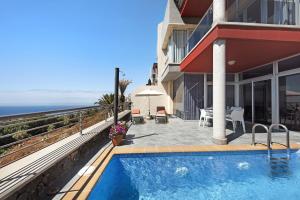 a house with a swimming pool next to the ocean at Villa View Grand in Santa Úrsula