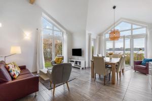 a living room with a table and a dining room at Brombeeruferhaus in Kosel