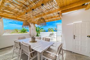 a dining room with a table and chairs at Oceania Villa A in Chayofa