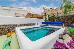 a swimming pool in the backyard of a house at Oceania Villa A in Chayofa +17 photos