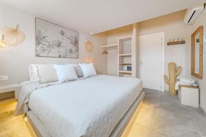 a bedroom with a large white bed in a room at Oceania Villa A in Chayofa