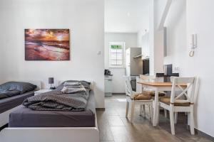 a living room with a bed and a table and chairs at Speicherapartment in Warendorf