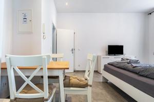 a bedroom with a bed and a table and chairs at Speicherapartment in Warendorf