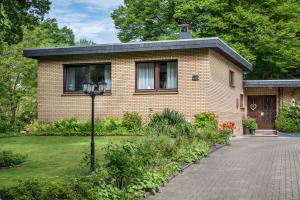 a brick house with a driveway in front of it at Ferienwohnung Loy in Rastede