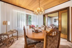 a dining room with a table and chairs and a dining room at Ferienwohnung Loy in Rastede