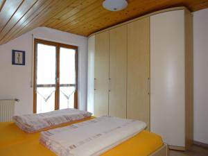 two beds in a room with a window at Ferienwohnung Zerlaut in Langenargen
