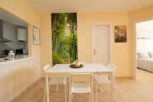 a kitchen and dining room with a white table and chairs at Barlovento in Algarrobo
