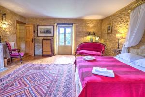 a bedroom with two beds with pink sheets at La Bourgeoisie in Domme +26 photos