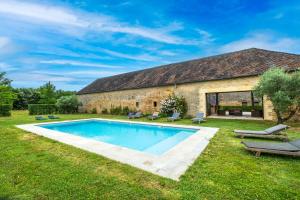 a house with a swimming pool in the yard at La Bourgeoisie in Domme