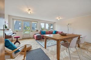 a living room with a table and a couch at Bad day good day in Horn-Bad Meinberg