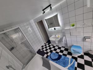 a bathroom with a tub and a toilet and a sink at Ferienwohnung Familie Kleinbauer in Wirsberg