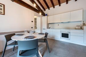 a kitchen and dining room with a table and chairs at Al Segnavento Fasanella in Toscolano Maderno